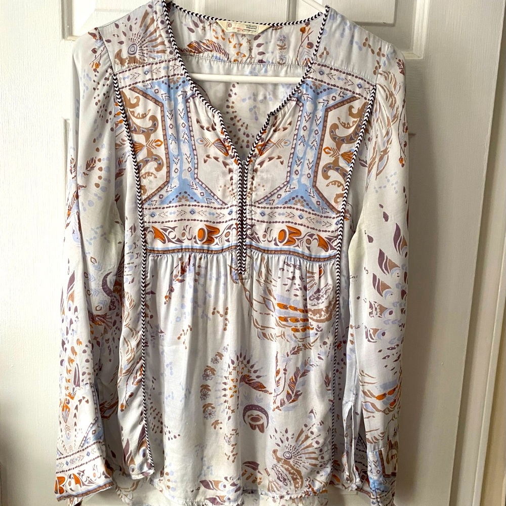 Gorgeous swing top with subtle cleavage cut-out, beautiful details. Super soft!